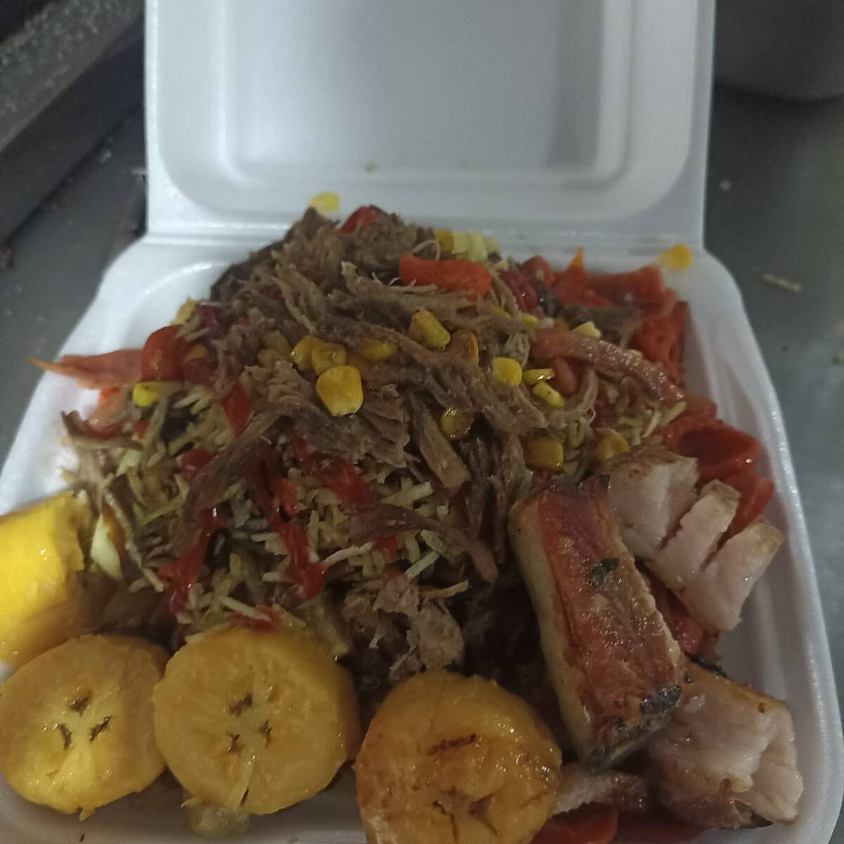 Salchipapas con Carne y Tocineta