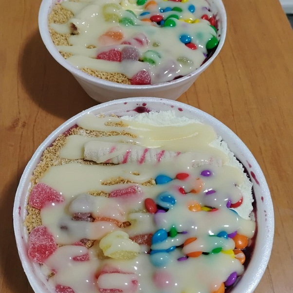 Delicie-se com nosso Açaí Tentação Clássico Premium e escolha até 2 sabores, uma experiência cremosa e intensa feita com açaí 100% natural da Amazônia, selecionado para energia que revitaliza e sabor que conquista. Escolha sua versão preferida: 🍫 Com Chocolate Branco (Leitinho): Doçura suave e sofisticada 🍌 Com Banana: Energia natural e cremosidade extra 🍓 Com Morango: Frescor vibrante e equilíbrio perfeito ✨ Tradicional: O clássico puro e autêntico Este combo inclui GRÁTIS: ✔ 5 acompanhamentos à escolha (Leite Ninho, M&M's, Tub'In, Granola, Farinha de Amendoim) ✔ 1 calda premium (Leite Condesado) ✔ 1 fruta fresca (Banana) Benefícios: 0% Gordura Trans: Opção saudável para o seu Dia a Dia. 0% Lactose: Perfeito para quem tem restrições alimentares. 100% Natural: Feito com açaí puro, sem aditivos artificiais. Destaques: Sabor Clássico: O que todo mundo ama! Energia natural: Fonte de antioxidantes e nutrientes essenciais. Porção de 500ml: Ideal para um lanche rápido e nutritivo Por que escolher? 🌿 Fonte de antioxidantes – energia e saúde natural 🥛 Zero lactose e glúten – todos podem aproveitar 🎨 Personalização total – monte do seu jeito Peça agora e viva a verdadeira tentação cremosa da Amazônia! 🌟