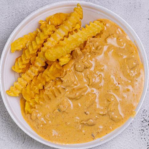 Marmita com delicioso file de frango ao molho estrofonofe, acompanhado de arroz e fritas