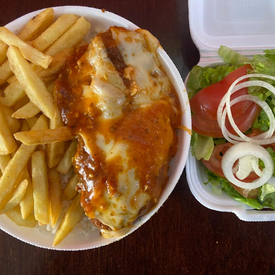 Arroz, Fritas e Salada ( Alface, Tomate e Cebola)