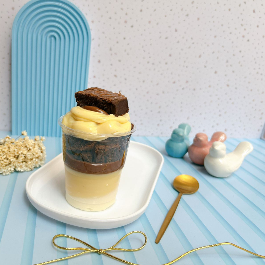 Pedaços de brownie com deliciosas camadas de creme de Ninho e brigadeiro de Ninho + uma camada de Nutella. Um exagero de sabor!