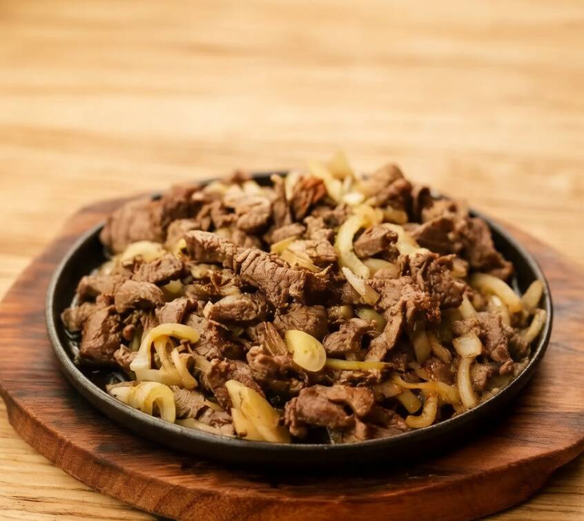 Generosa Porção de Contra Filé 400g, acompanhado de cebola, pimenta biquinho e cheiro verde!