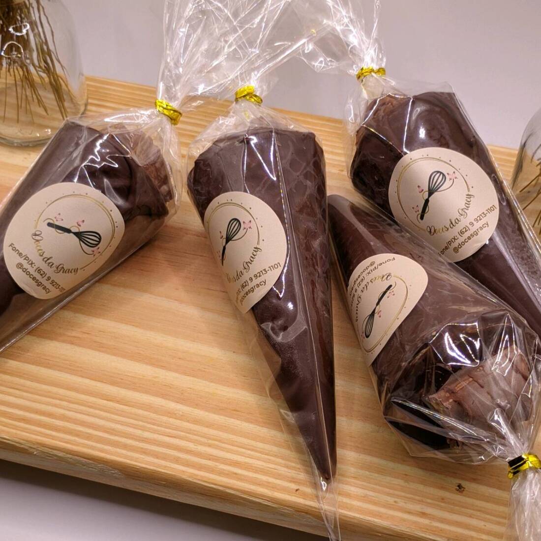 Prepare-se para uma explosão de sabor com o nosso Cone Kinder Bueno! Uma casquinha crocante, recheada com um creme aveludado inspirado no icônico sabor de Kinder Bueno: chocolate ao leite e avelã em perfeita harmonia. Cada mordida é uma experiência única, onde a cremosidade do recheio se encontra com a textura crocante da casquinha, trazendo o sabor inconfundível de um dos chocolates mais amados.