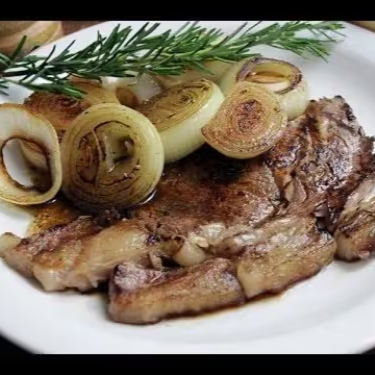 Contra filé premium acebolado com fritas acompanhado de arroz branco, feijão ,macarrão e farofa.