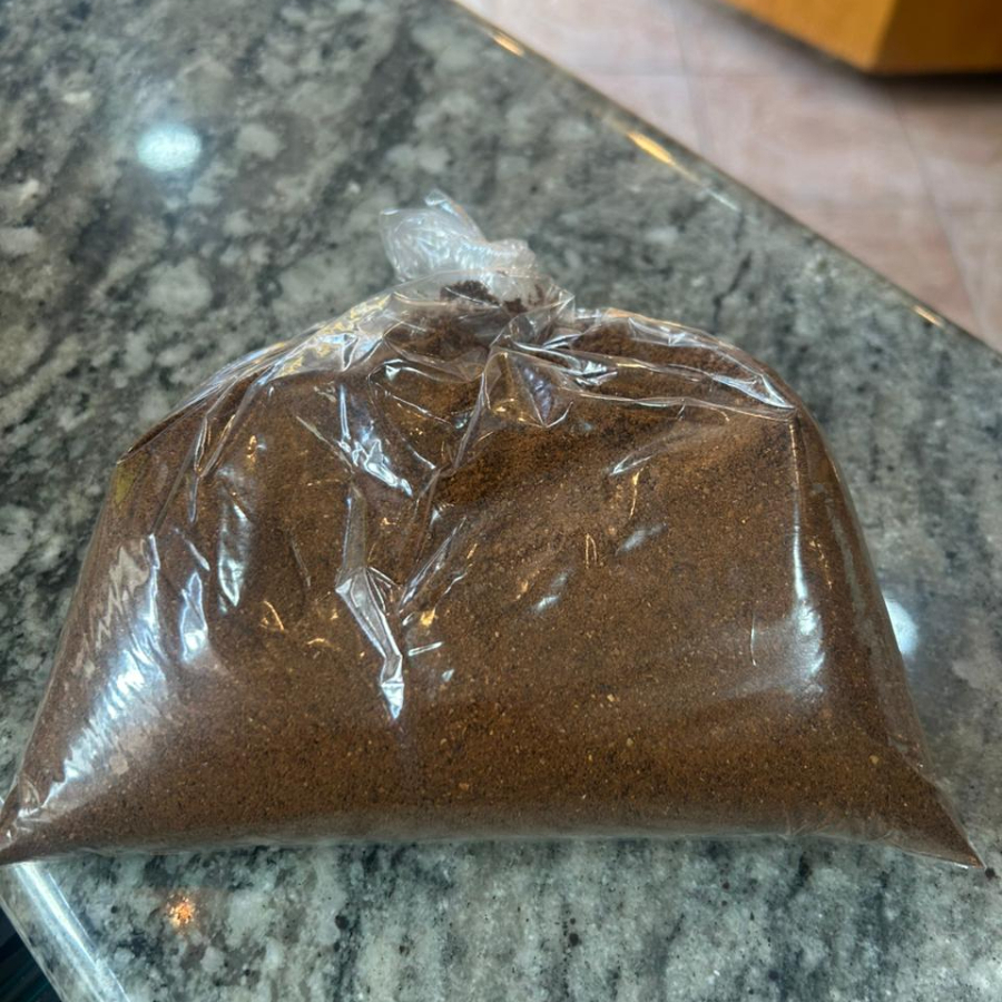 Torra Média: Nossa torra média realça os aromas naturais dos grãos de café, resultando em uma bebida equilibrada e suavemente intensa. Grãos Selecionados: Os melhores grãos de café foram cuidadosamente selecionados para garantir uma qualidade excepcional em cada xícara. Versatilidade: Além de ser ideal para preparar café expresso, nossos grãos de café também podem ser moídos conforme sua preferência, oferecendo uma experiência personalizada de acordo com o método de preparo escolhido.