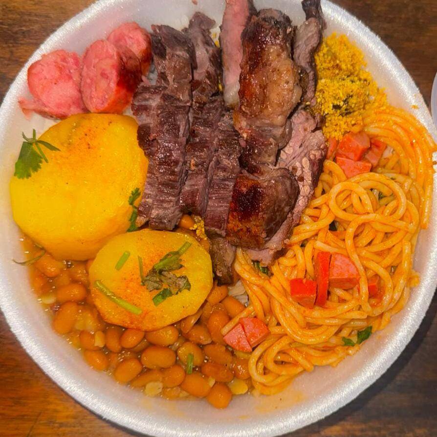 Arroz, tropeiro, macarrão, verduras ou salada e churrasco. ( Marmitex aproximadamente 400g serve 1 pessoa.)