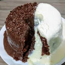 Massa de chocolate, com cobertura de chocolate gourmet e outra parte com cobertura de brigadeiro mole de ninho e finalizado com neve de leite ninho.Serve aproximadamente 8 pessoas.