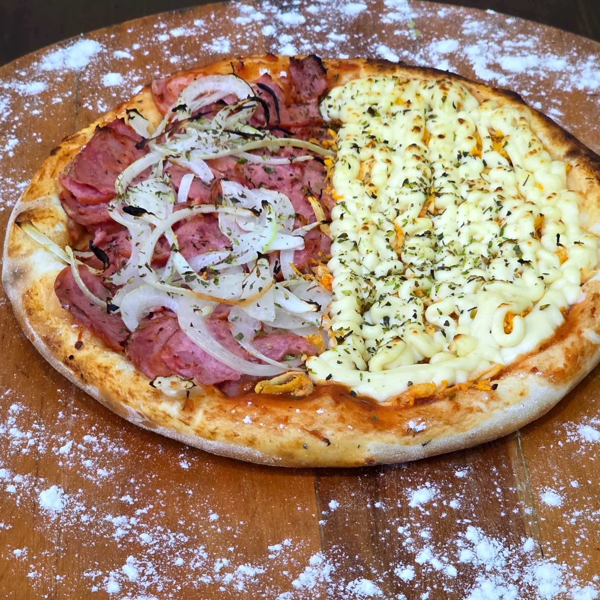 Pizza broto meio a meio, combinando a cremosidade do Frango com Catupiry com o sabor marcante da calabresa. Uma opção deliciosa para quem gosta de variedade em cada fatia.