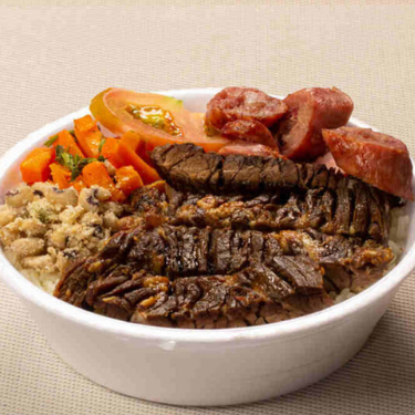 Arroz Soltinho, Feijão de Caldo ou Tropeiro, Acompanhamentos do Dia e Churrasco Suculento Assado na Brasa. Uma Refeição Completa e Cheia de Sabor!