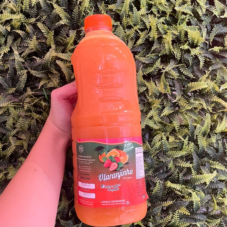 Suco de laranja, morango, água e açúcar