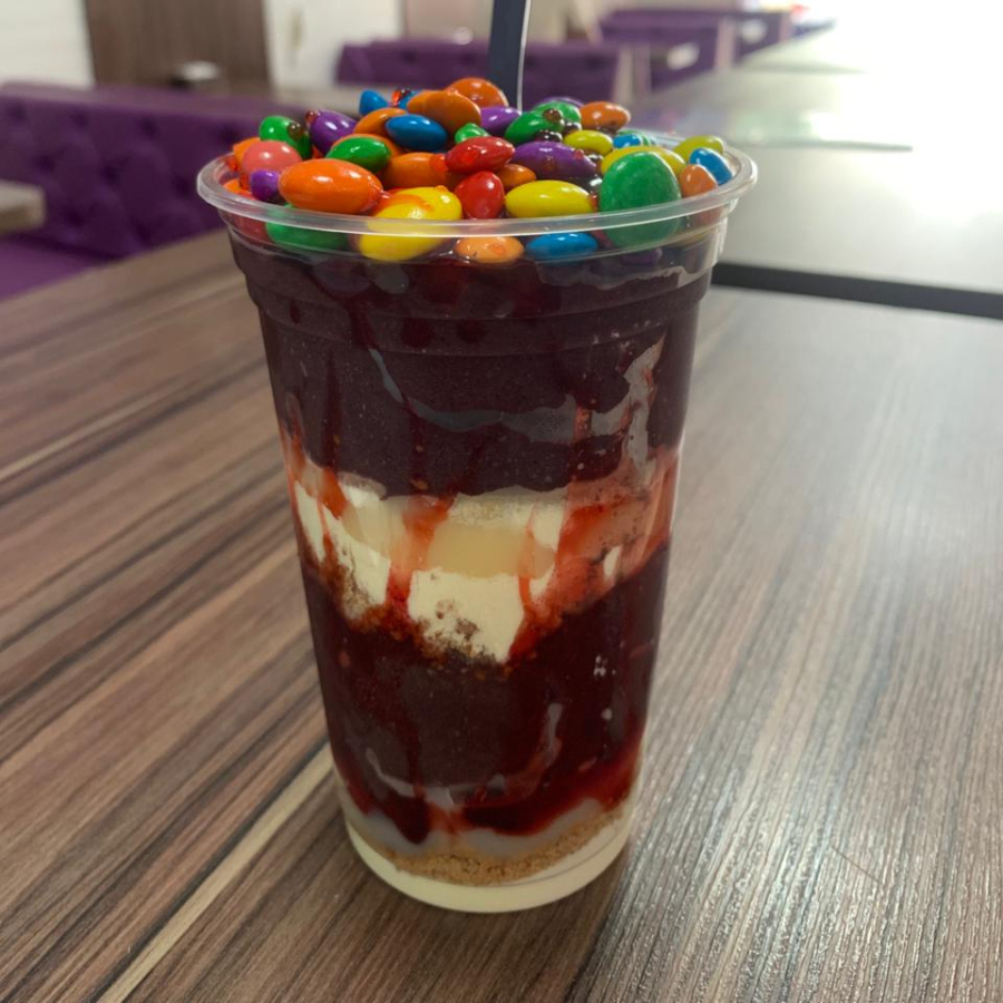 Acompanha:açaí , leite condensado, leite em pó , paçoca, cobertura de morango, confetes. Obs: todos os ingredientes vão dentro do copo