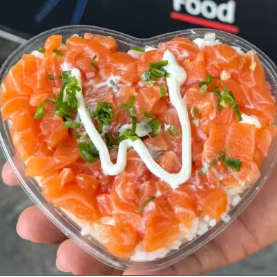 Temaki no prato é um dos mais vendido do ifood, você tem opção de escolher salmão cru ou grelhado. Muito cream cheese, cebolinha com aproximadamente 400 gramas.