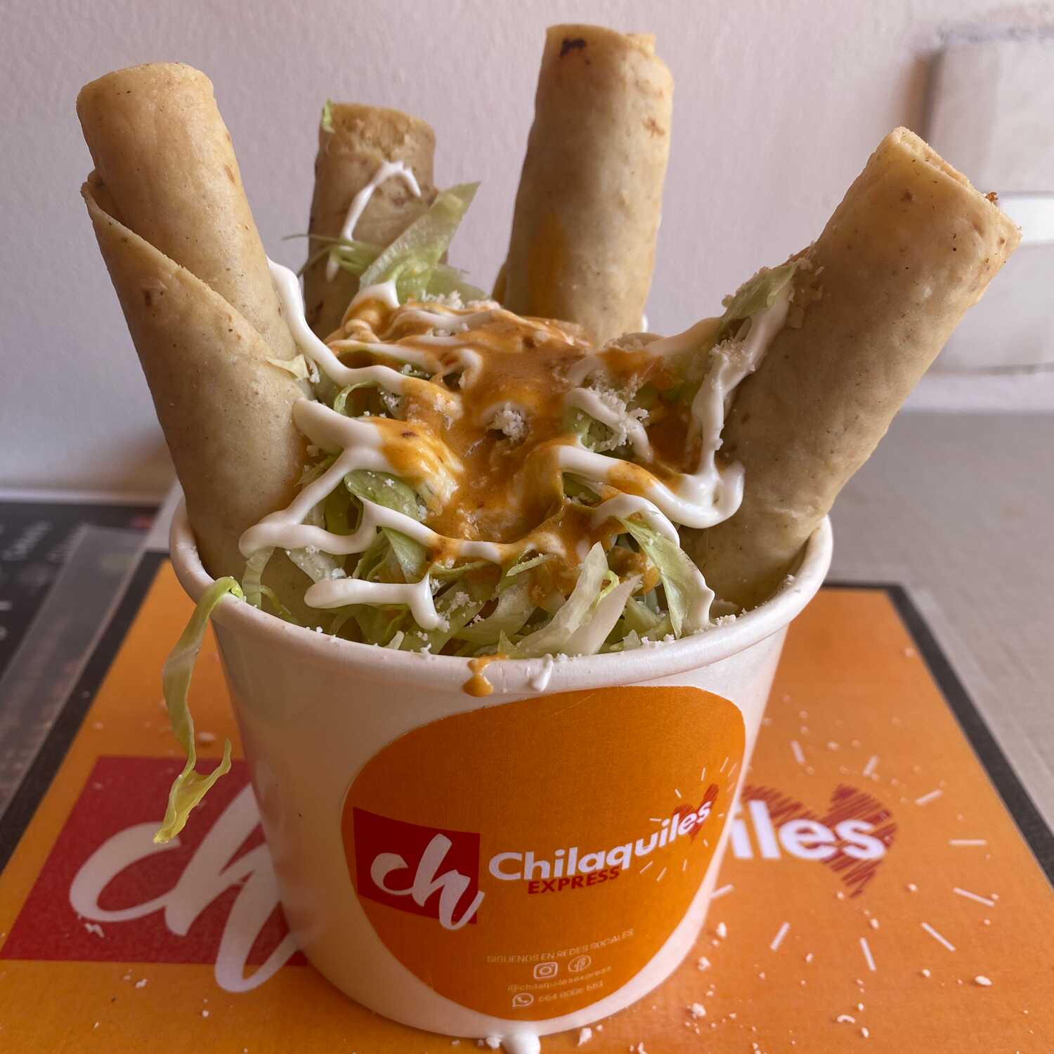 Flautas de Pollo en Salsa Roja