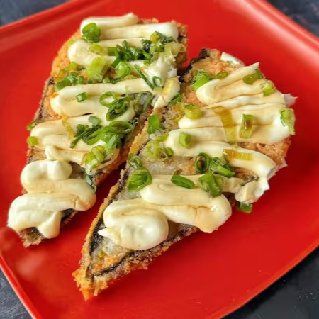 O temaki é empanado e frito até atingir uma crocância irresistível. Ele é realçado por um cream cheese e toque de molho tare, que adiciona uma nota picante e doce, e finalizado com a frescura da cebolinha.