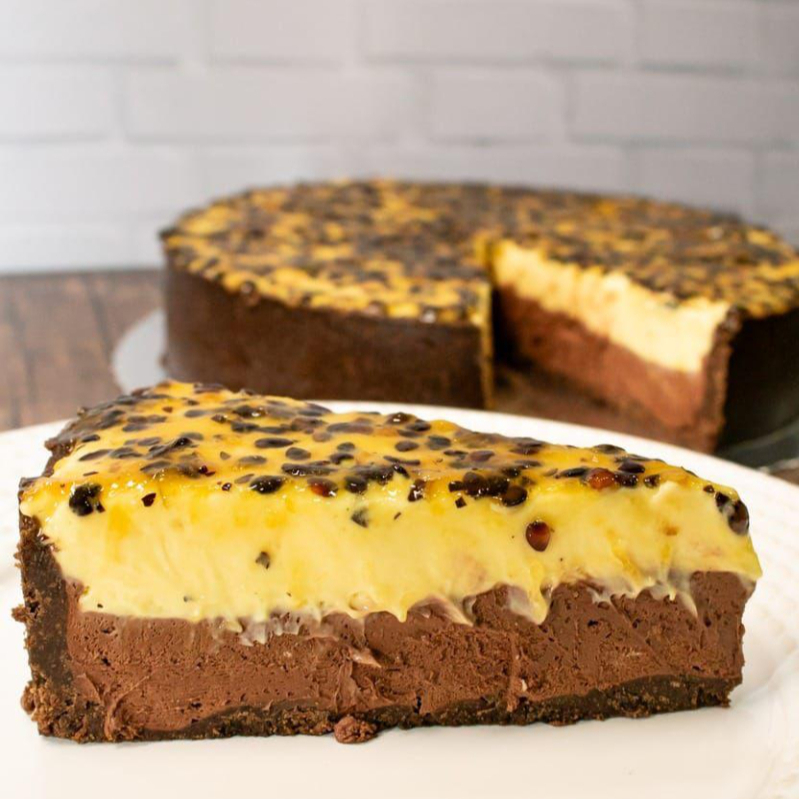 Base de biscoito com dois recheios, sendo uma camada de mousse de chocolate e uma camada de mousse de
maracujá coberto com geleia de maracujá.
Serve 1 pessoa.