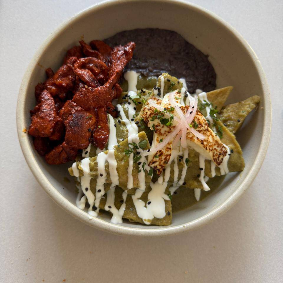 CHILAQUILES VERDES CON PASTOR