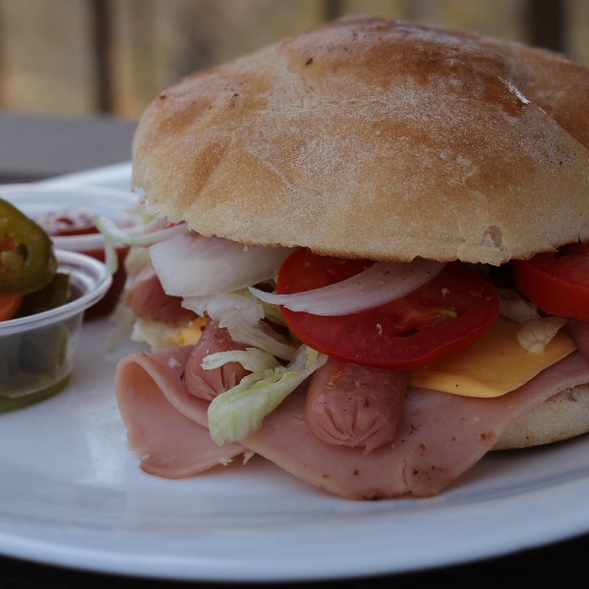 Torta de Jamón con Salchicha+ Bebida a Elegir