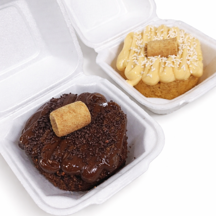 Um todo de chocolate com paçoca+ um todo branco com paçoca