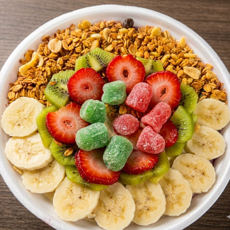 Aproximadamente 300 ml de açaí com uma combinação perfeita de gelato deliciosos vc tem que experimentar essa explosão de sabores