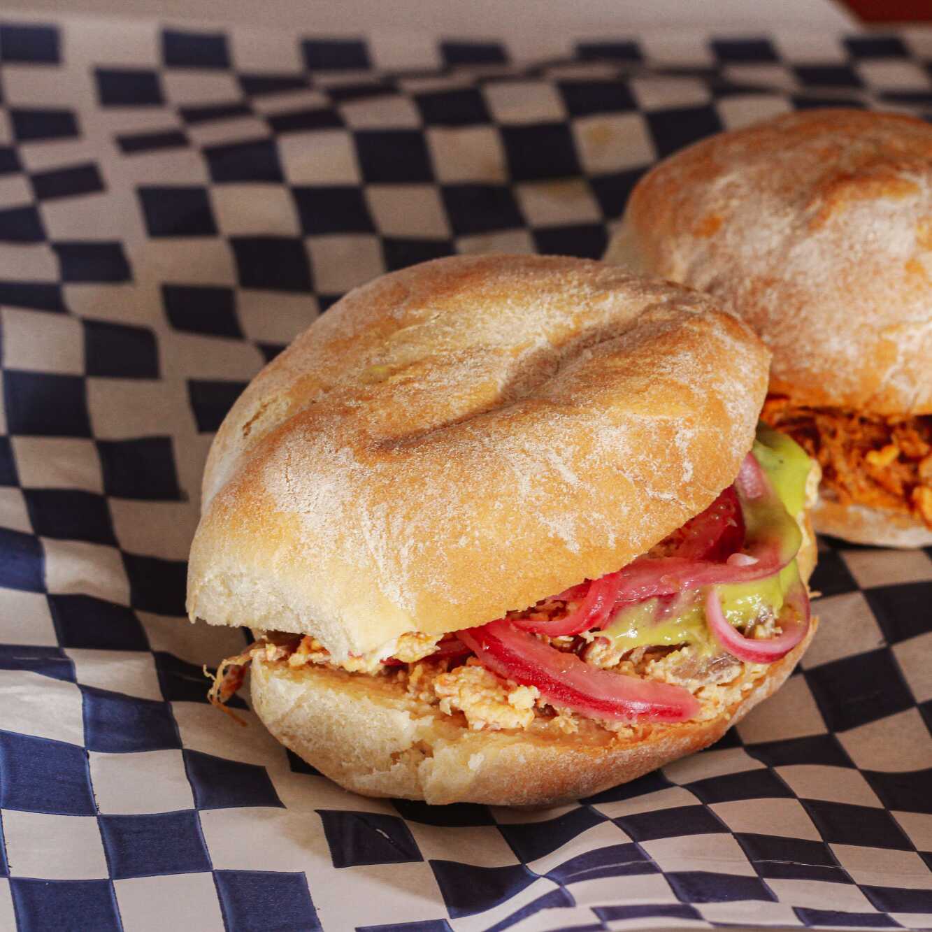 Torta de Guisado + Bebida (Agua Fresca 500 ml)