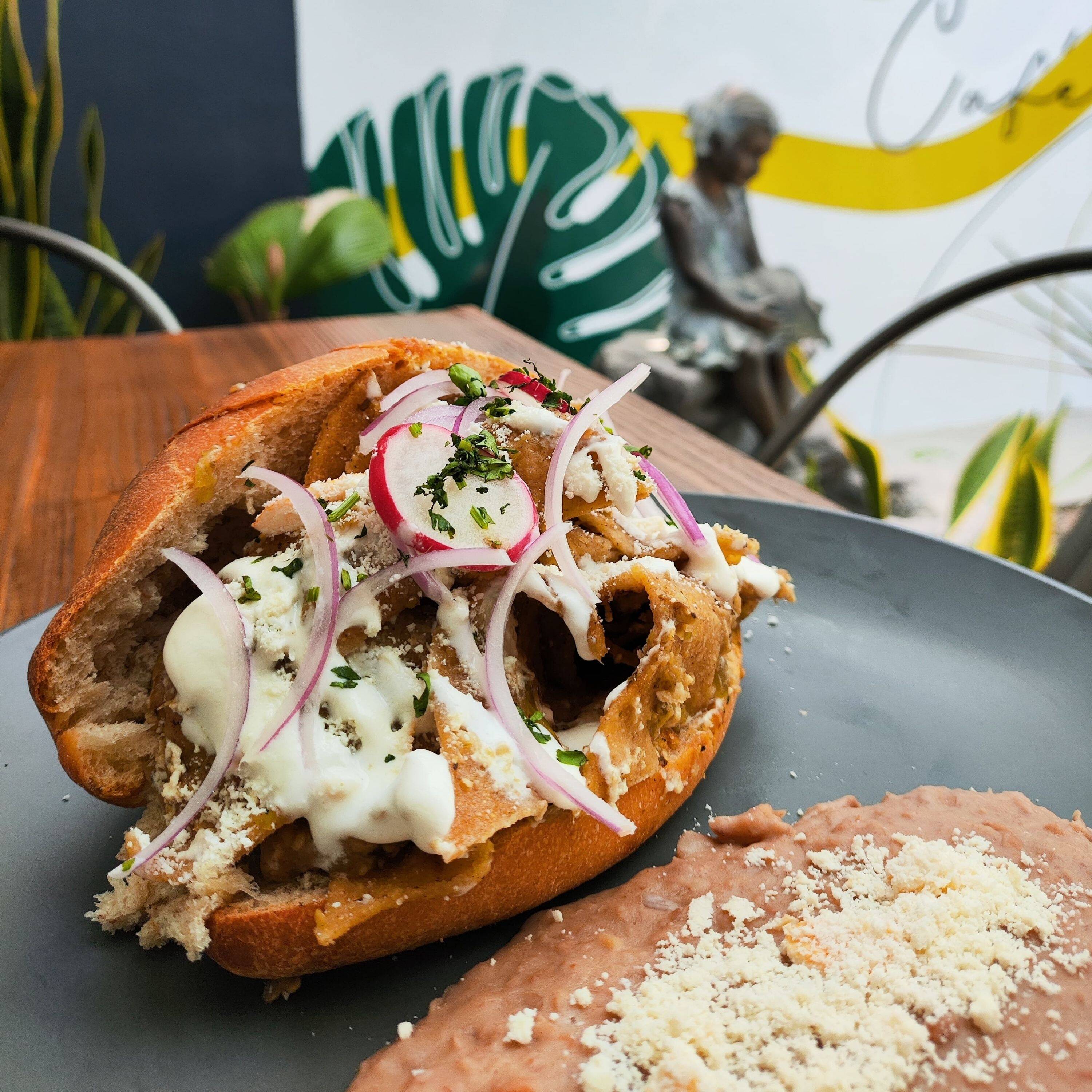 Torta de chilaquiles