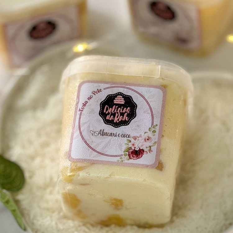 A combinação perfeita do azedinho do abacaxi com a suavidade do coco! Camadas de massa fofinha e molhadinha, creme de ninho com pedaços de abacaxi cozido e coco flocado. Refrescante, leve e na medida certa do doce!