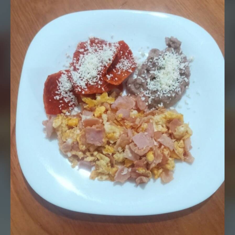 Huevos Revueltos con Jamón