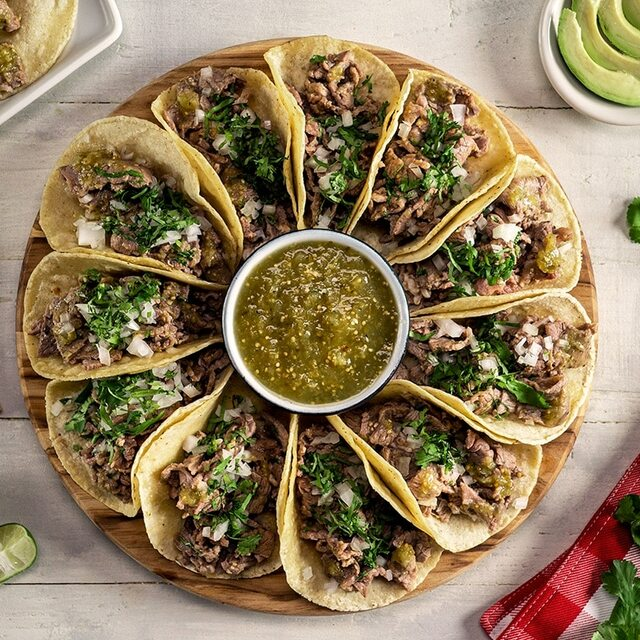 Orden de 12 tacos de bistec jugosos y suaves.