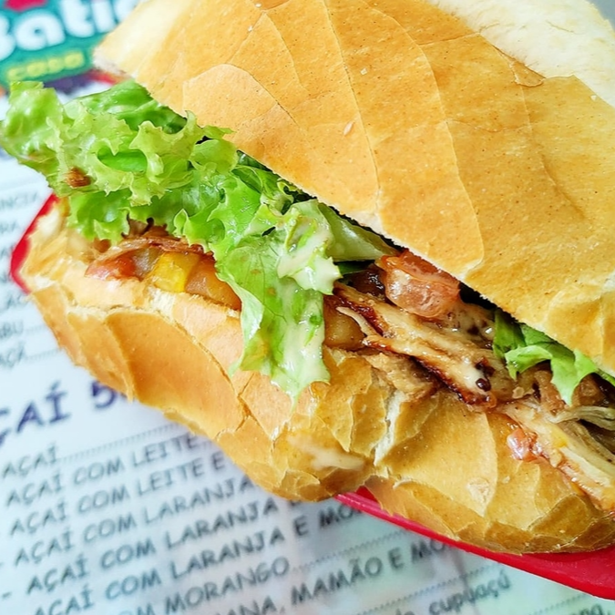 Frango desfiado, alface, rúcula, Tomate e molho especial da casa.