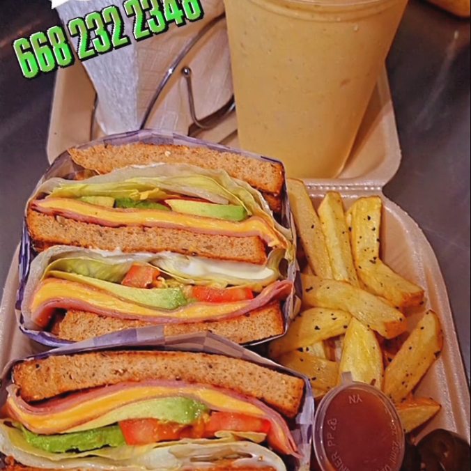 COMBO SANDWICH Y LICUADO DE PLATANO AVENA