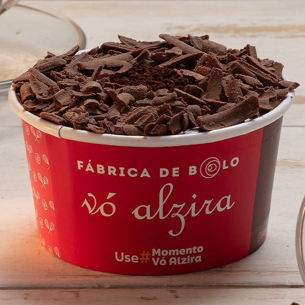 Bolo de Pote caseiro, feito com duas camadas de bolo de café, com recheio e cobertura deliciosa de cobertura cremosa de café com chocolate, finalizado com mais um pouco do nosso delicioso café e raspas de chocolate. Imagem meramente ilustrativa.