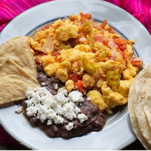 Huevo a la Mexicana Con Frijol y Tortillas