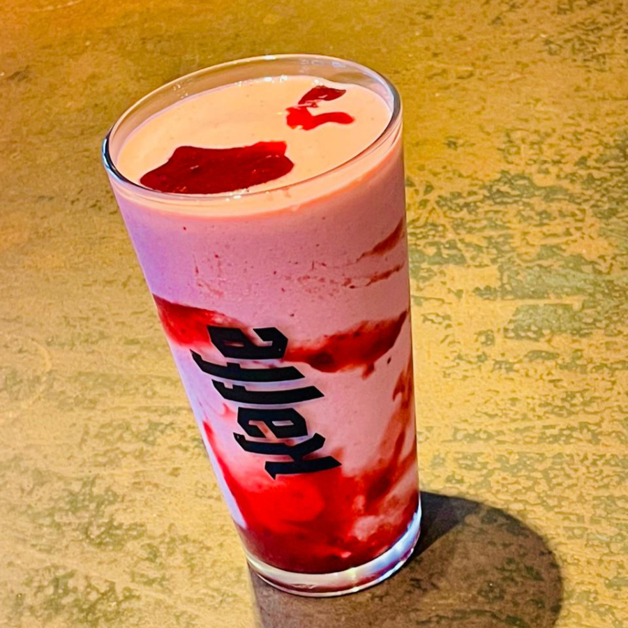 (Sorvete de baunilha , leite em pó , gelo, geleia artesanal e morango)