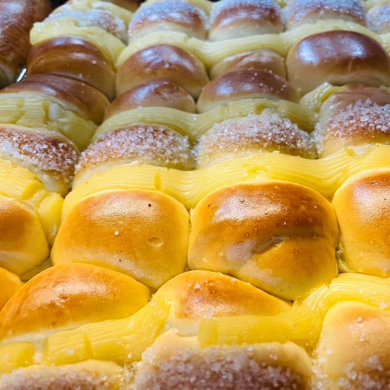 Pão de Creme, feito com nossa receita caseira especial e coberto com um delicioso creme. Uma opção irresistível para qualquer hora do Dia, seja no café da manhã. Unidade!