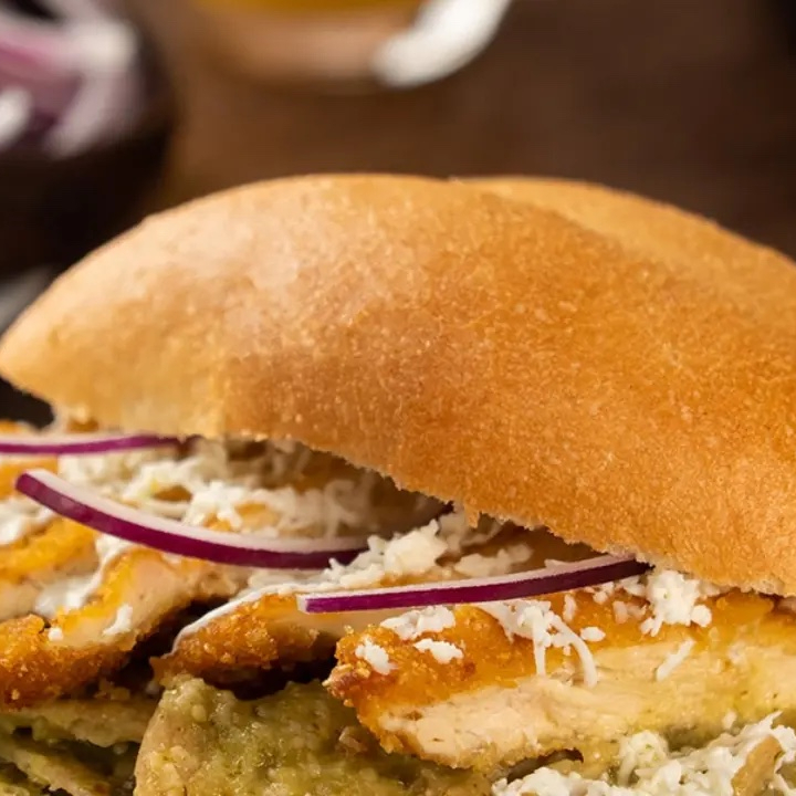 Torta de Chilaquiles Verdes con Milanesa y Coca