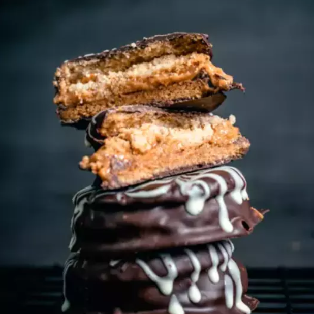Delicioso Alfajor nos sabores de doce de leite ou brigadeiro, feito com farinha de amêndoas e adoçado com xilitol 60g Sem açúcar, Sem farinha de trigo e Zero Lactose Não recomendamos para Celíacos e Alérgicos a Proteína do Leite