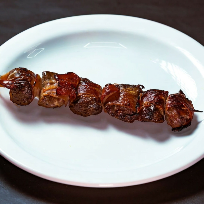 Suculento espeto de filé mignon com bacon. (acompanhamento à parte)