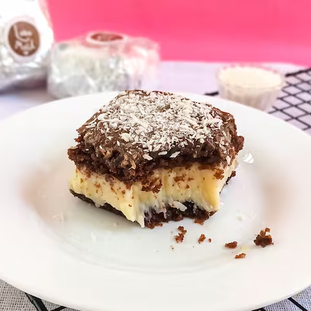 Nosso sucesso recente de vendas, agora em um sabor super nostálgico! Bolo bem macio e fofinho de cacau, com muuito recheio bem cremoso e pedaçudo de coco, coberto com nosso maravilhoso recheio de chocolate ao leite, e flocos de coco pra decorar! Esqueça tudo o que você conhece como bolo gelado, e experimente uma experiência completamente diferente! Ele vai embrulhado no tradicional Papel Alumínio, e no Celofane Cristal. Peso aproximado: 100g Alérgicos: Contém glúten, leite e derivados.