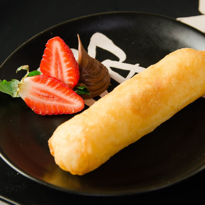 2 harumakis de chocoChocolate cremoso com pedaços de morango, envoltos em massa crocante. Irresistível! #harumaki #chocolateemorango #sobremesa #deliveryjapones