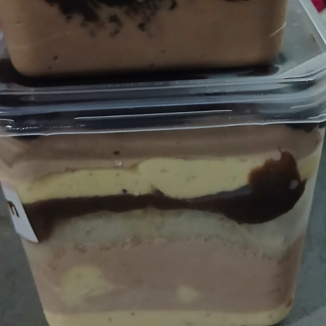 brigadeiro ao leite, recheio de maracujá, mousse de chocolate com um toque de fatia de bolo de pão de ló.