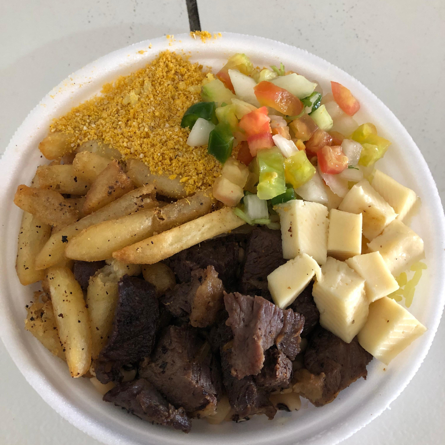 Acompanha feijão macassar, arroz, vinagrete, farofa, carne de sol, queijo coalho e batata frita