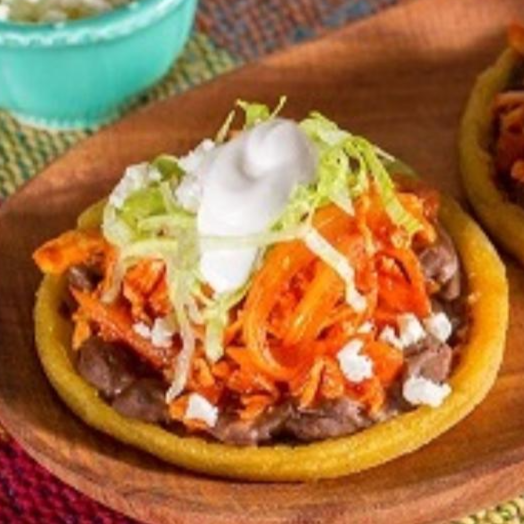 Sope de tinga de pollo