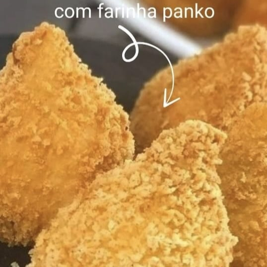 Coxinha de frango com catupiry, massa saborosa, recheio cremoso e uma casquinha super crocante.