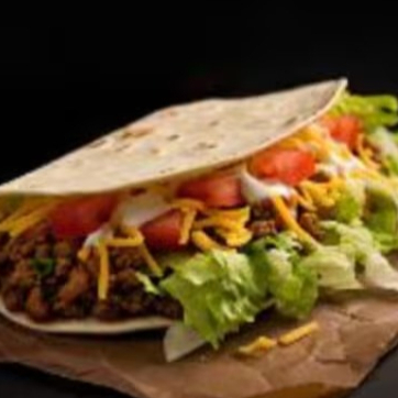 Para quem tem fome, monte 2 tacos iguais - Tortilla de milho crocante com pico de gallo, guacamole, sour cream, alface e proteína a escolha