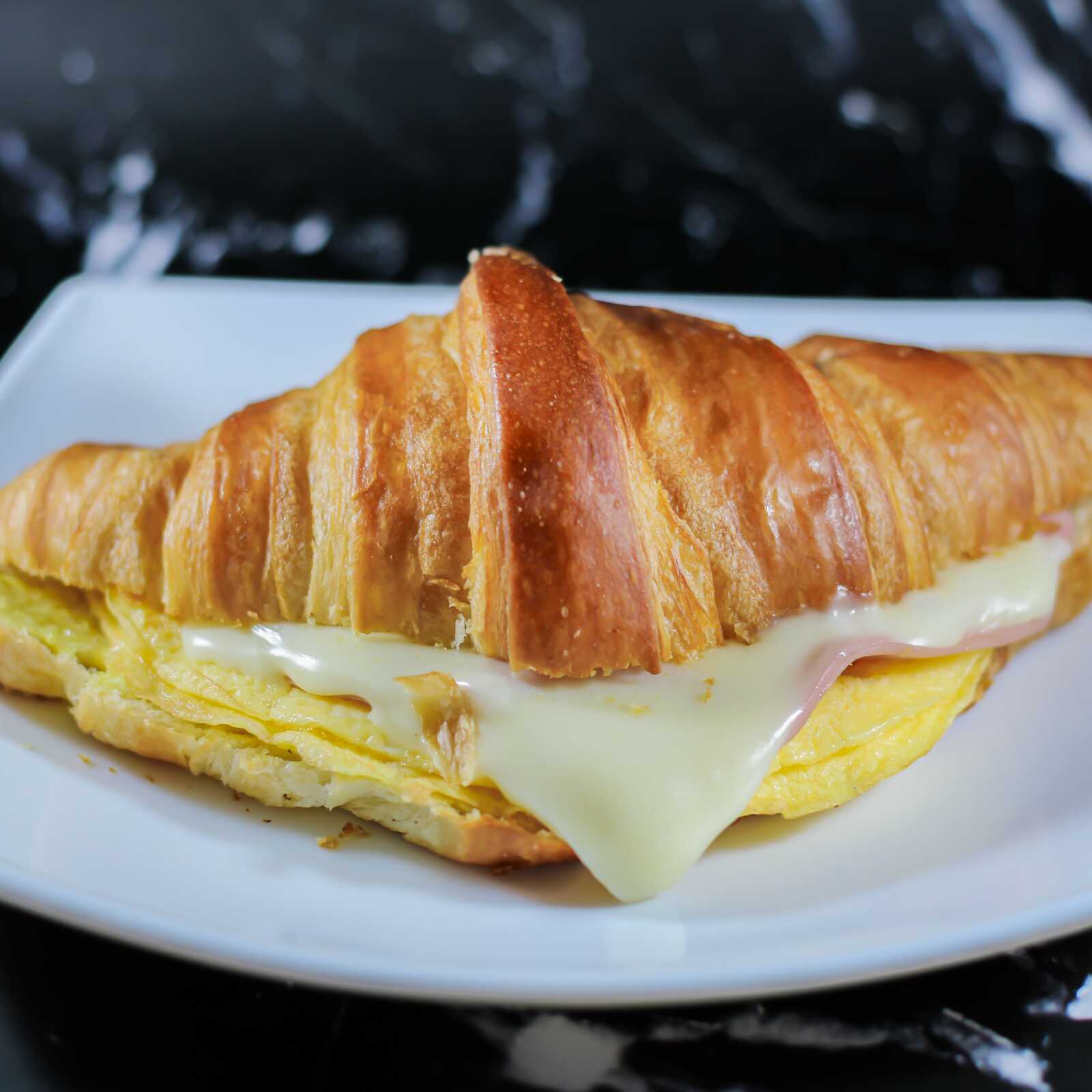 Cuernito con Huevo, Jamón y Queso