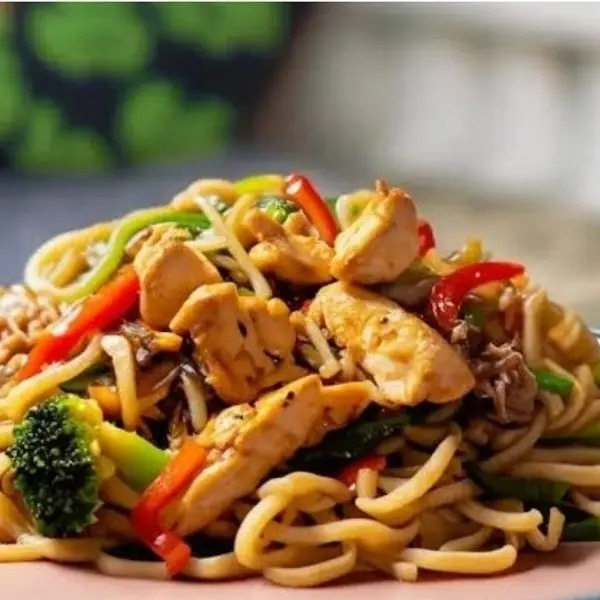 Um yakisoba robusto e cheio de sabor :1 quilo de massa oriental salteada no wok com frango suculento, legumes selecionados no ponto perfeito e molho especial que envolve cada ingrediente com equilíbrio e intensidade. Um prato farto ,saboroso e aromático -- ideal para quem busca uma refeição completa e generosa e irresistível. Serve ate 2 pessoas .