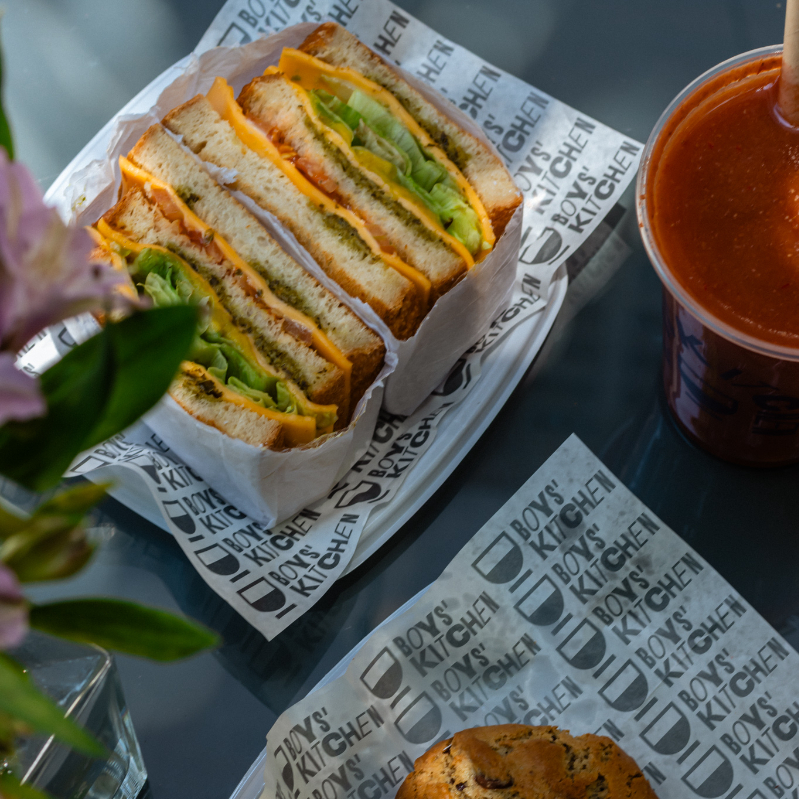 Mergulhe na combinação perfeita de queijo, pesto aromático, tomate fresco, abacate cremoso e alface crocante, tudo isso dentro de nosso pão de forma crocante. Uma opção vegetariana que agrada a todos os paladares e é carregada de sabor.