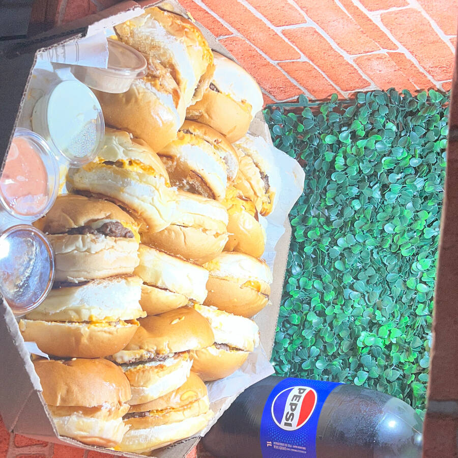 8 Hambúrguer Smash( Pão, Carne Smash Artesanal, Queijo Mussarela e Molhos ) + Pote de Molho Verde + Pote de Barbecue + Pote de Molho de Churrasco + Pote de Molho Cheddar Pepsi 1 Lt