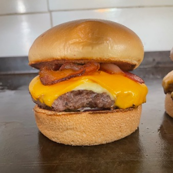Pão de brioche, burguer 150g, duplo cheddar fatiado, bacon crispy, cebola roxa e alface americana...