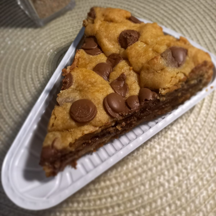 Massa amanteigada que derrete na boca, recheada com brigadeiro de chocolate 50% cacau e coberta com gotas de chocolate ao leite